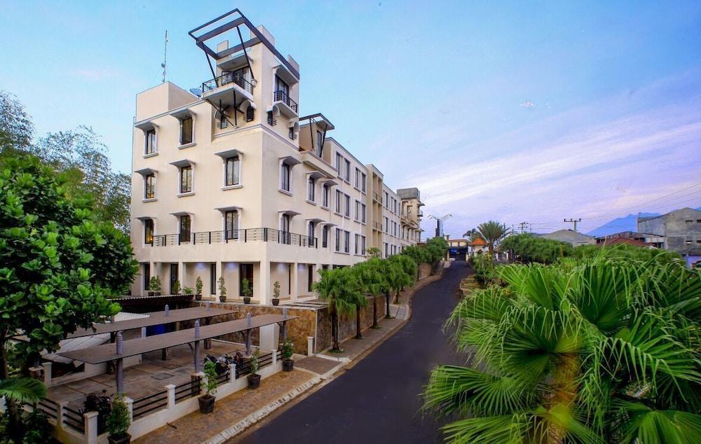eL Hotel Grande Malang Buitenkant foto