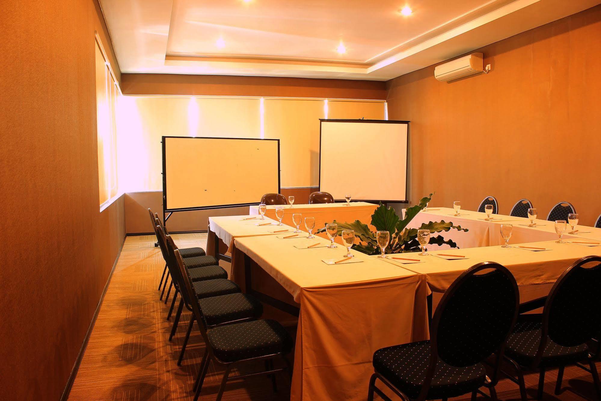 eL Hotel Grande Malang Buitenkant foto